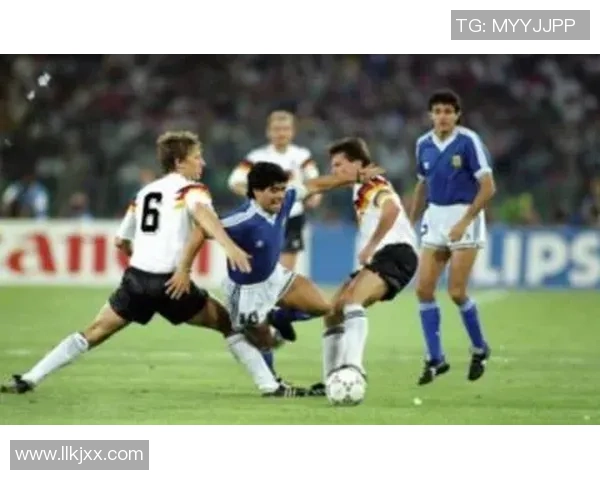 足球明星与撒盐哥的奇妙碰撞:一场足球与幽默的精彩对话 足球明星与撒盐哥的奇妙碰撞:一场足球与幽默的精彩对话