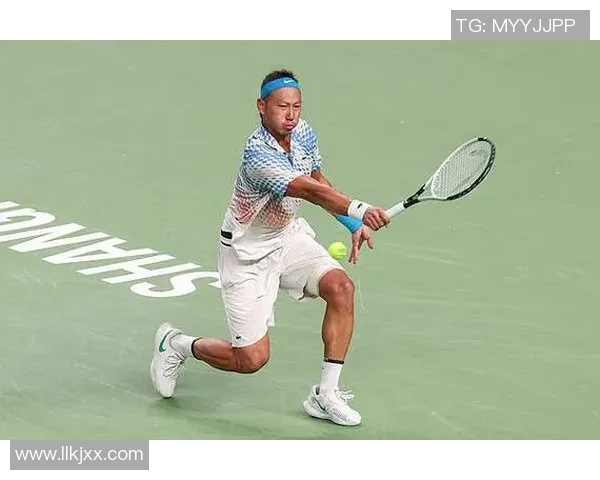 足球明星亲临网球赛场展现运动魅力与激情的精彩瞬间 足球明星亲临网球赛场展现运动魅力与激情的精彩瞬间