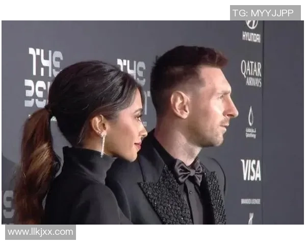 足球明星情侣甜蜜同框瞬间曝光引发粉丝热议与羡慕 足球明星情侣甜蜜同框瞬间曝光引发粉丝热议与羡慕