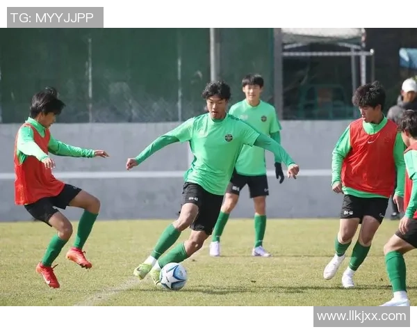 足球明星在户外进行跑步训练提升体能与技巧的完美结合