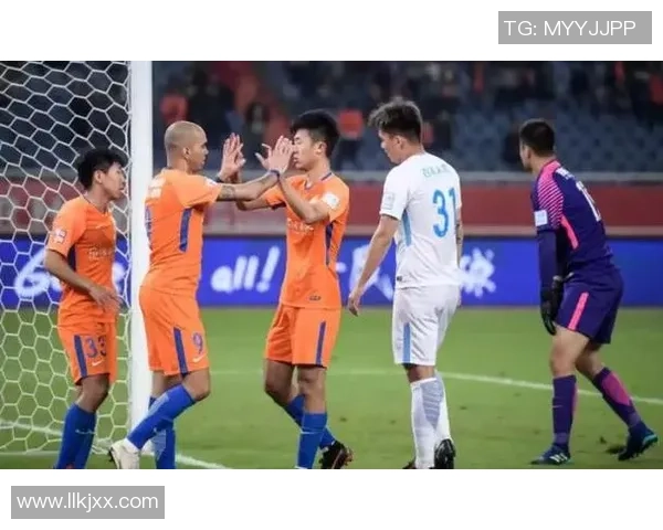 重庆足球队的奋斗历程与杯赛荣耀背后的故事揭秘 重庆足球队的奋斗历程与杯赛荣耀背后的故事揭秘